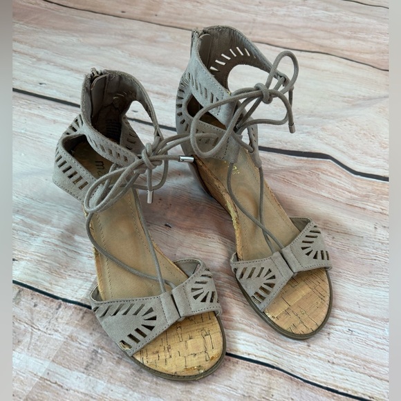 Madden NYC Size 7 Womens Gladiator Wedge Sandal Beige Faux Suede - Picture 1 of 9